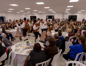 Comunidade italiana reunida para missa e café colonial