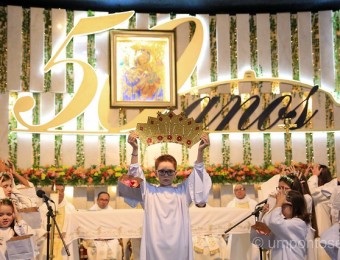 Crianças coroam Nossa Senhora no terceiro dia do novenário