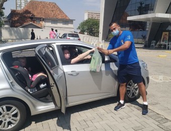 Drive-thru solidário arrecada produtos de higiene e limpeza