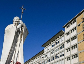 Papa Francisco dormiu a noite toda e mantém seu repouso