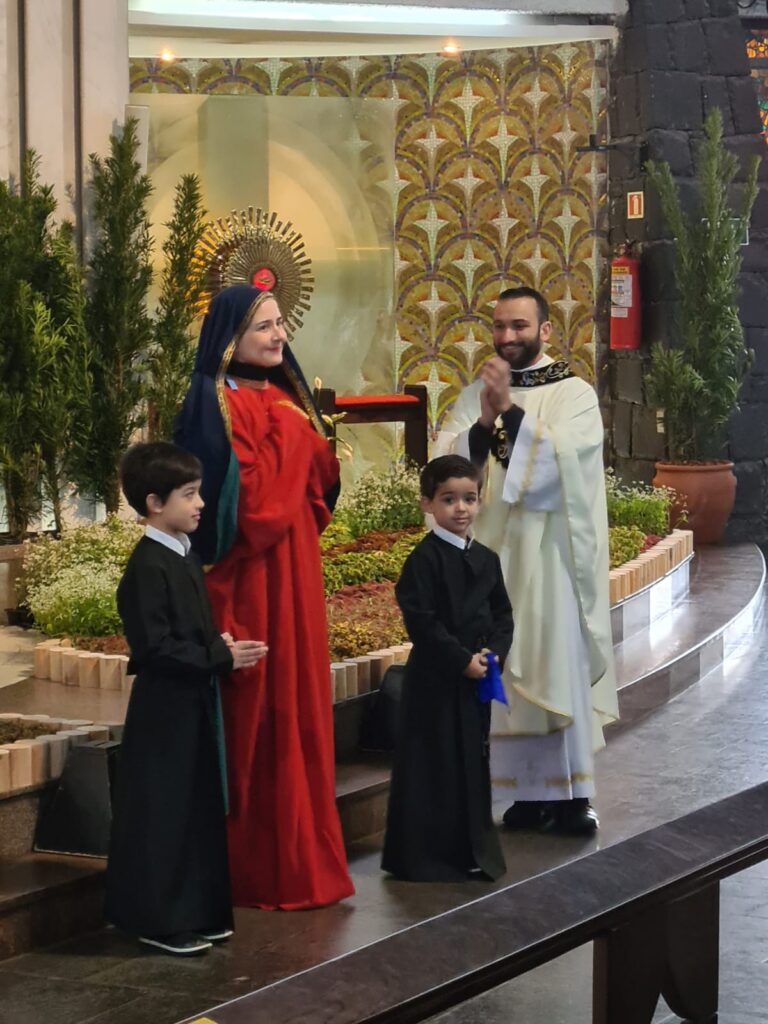Procissão reúne centenas de Devotos Mirins de Nossa Senhora do Perpétuo Socorro em Curitiba 4 5750f7f79b34f85cd0be2050141e506e