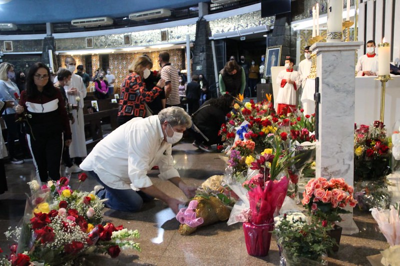Devotos fazem homenagem floral a Nossa Senhora do Perpétuo Socorro 1 754a38c7992642b1c1fb773ed9a65c40