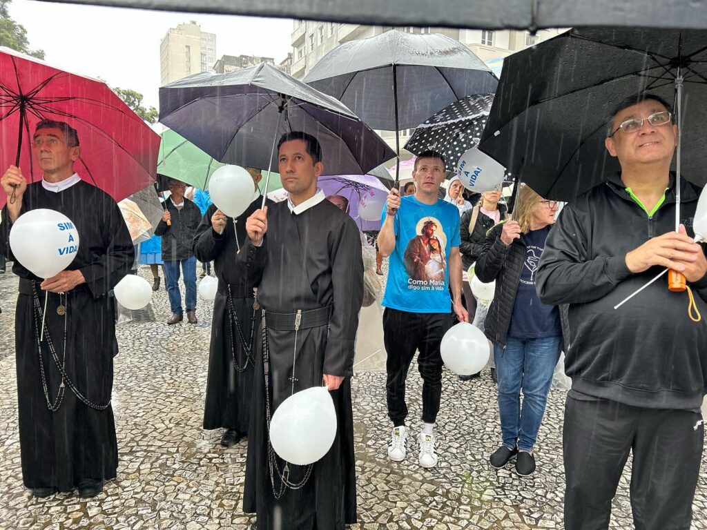 Missionários Redentoristas e Membros de Pastorais, Movimentos e Serviços do Santuário Perpétuo Socorro participam de Caminhada pela Vida, promovida pela Arquidiocese de Curitiba 5 8c7c2fe8af32bfc1c86020ee5b248b54