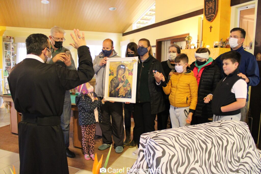 Missionários Redentoristas fazem entrega do ícone sorteado 7 a6f6253e1f86f69e102a449c2c5b2239