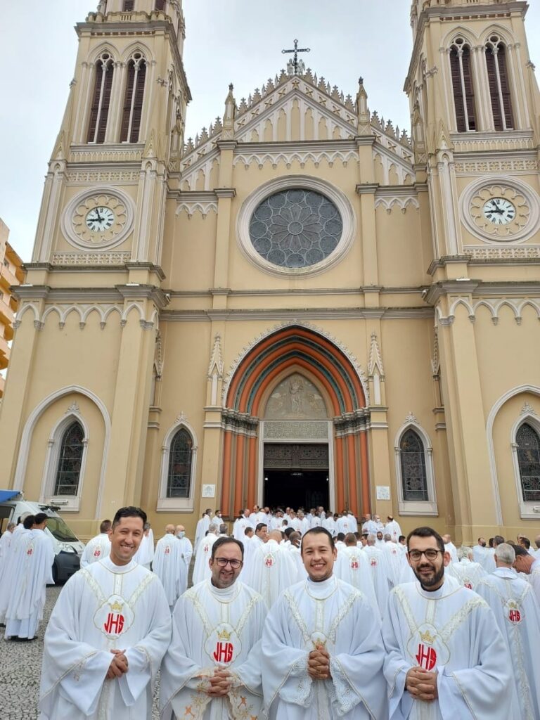 Missa dos Santos Óleos reúne padres e fiéis na Catedral, em Curitiba 5 bb9638c9150201b1f84483eef23140c8